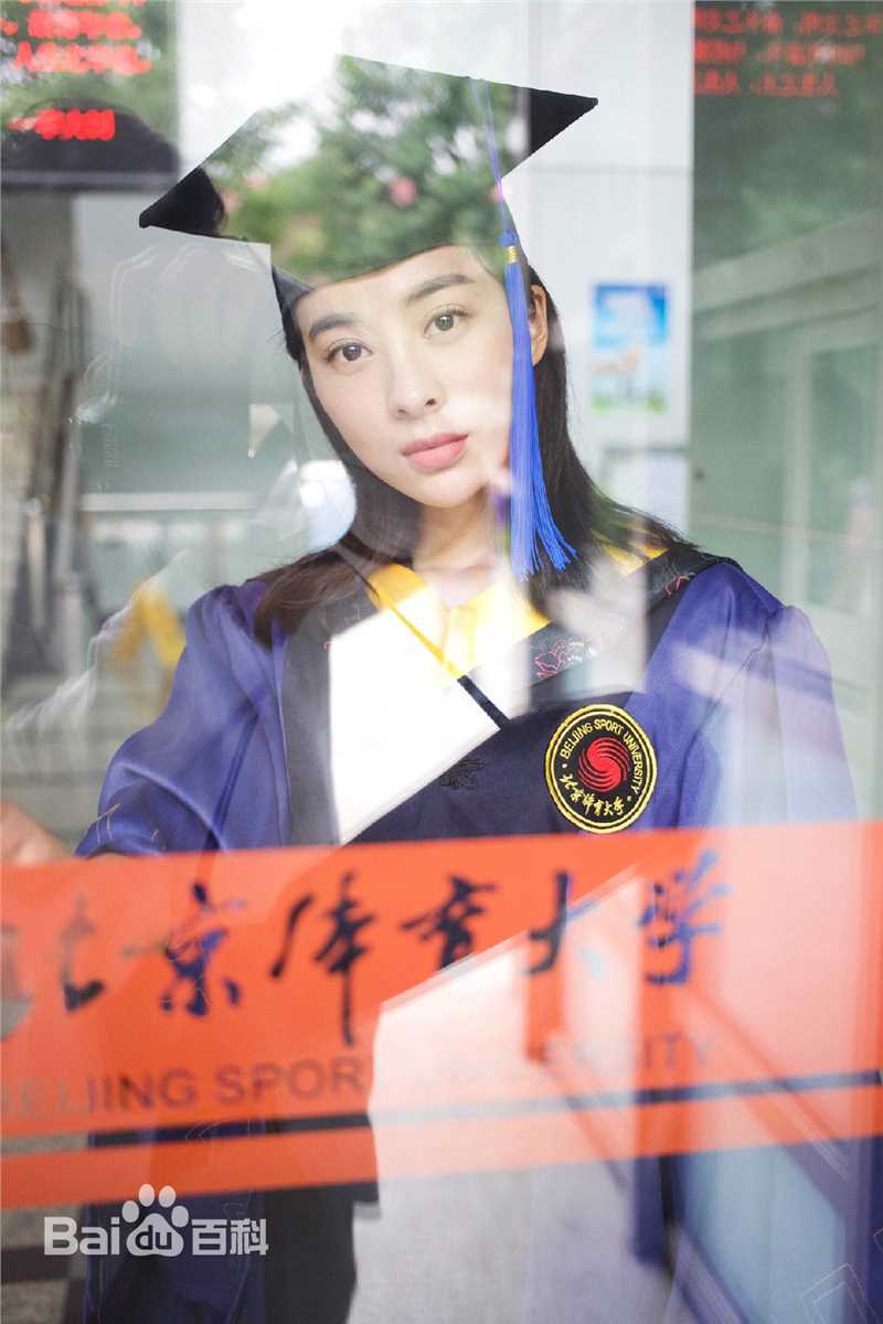 童苡萱(Elena)研究生毕业照前后照片