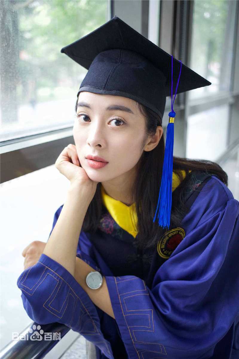 童苡萱(Elena)研究生毕业照前后照片