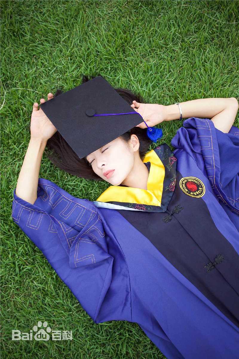 童苡萱(Elena)研究生毕业照前后照片