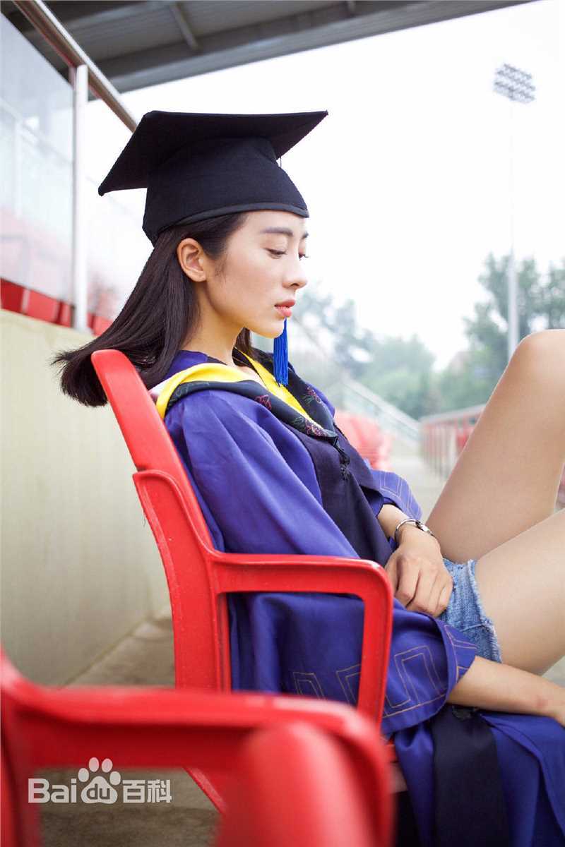 童苡萱(Elena)研究生毕业照前后照片