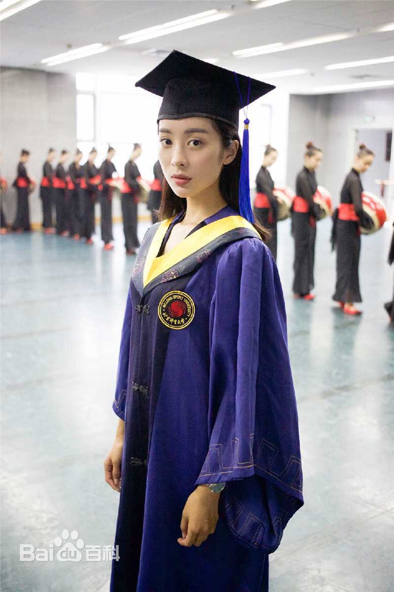 童苡萱(Elena)研究生毕业照前后照片