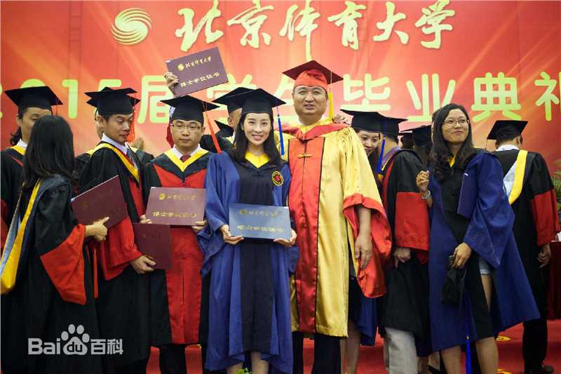 童苡萱(Elena)研究生毕业照前后照片