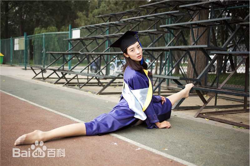 童苡萱(Elena)研究生毕业照前后照片