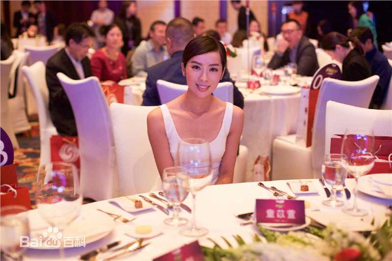 童苡萱(Elena)2015凤凰网公益盛典前后照片