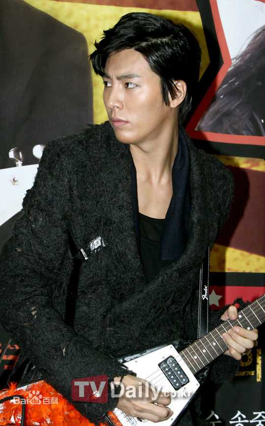 精选鲁敏宇(ノ·ミヌ、NoMinWoo、Nominue)在2010《RockRockRock》金泰元中的图册