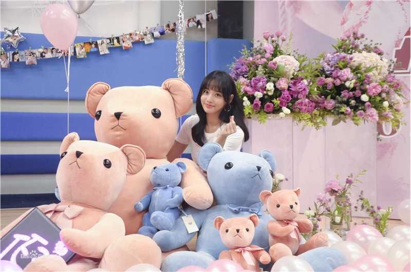 张嘉倪(Jenny)粉丝为筹备生日会素颜照相册