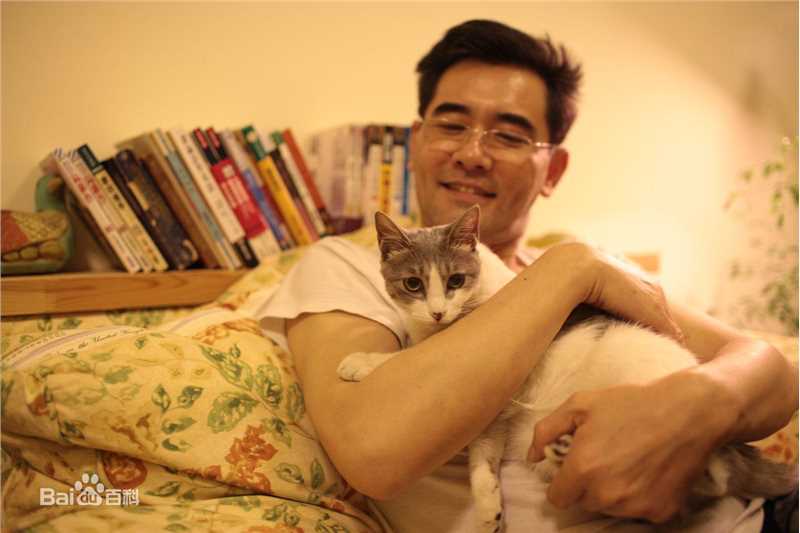 赵文瑄(Winston Chao)与动物合照前后照片