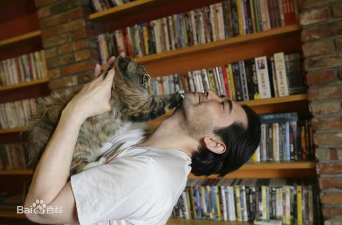 赵文瑄(Winston Chao)与动物合照前后照片