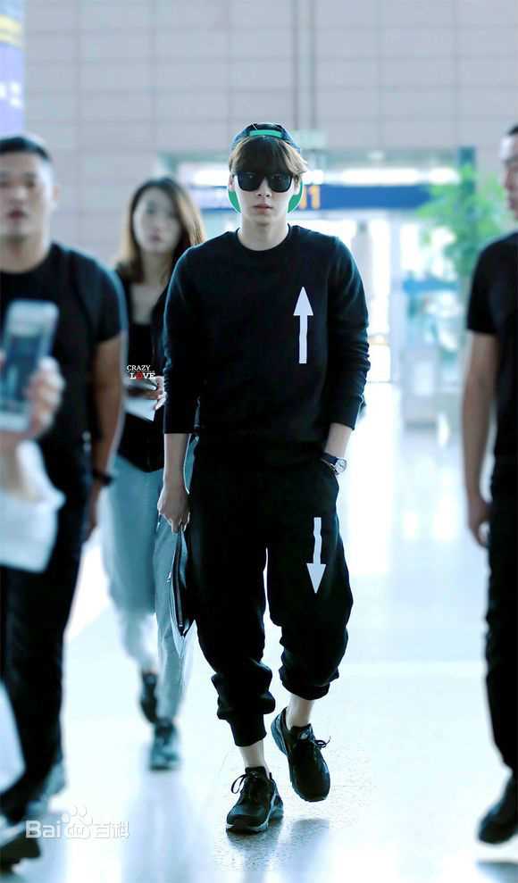 李易峰(Yifeng Li)机场秀性感图片图集