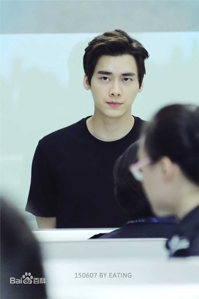 李易峰(Yifeng Li)机场秀性感图片图集