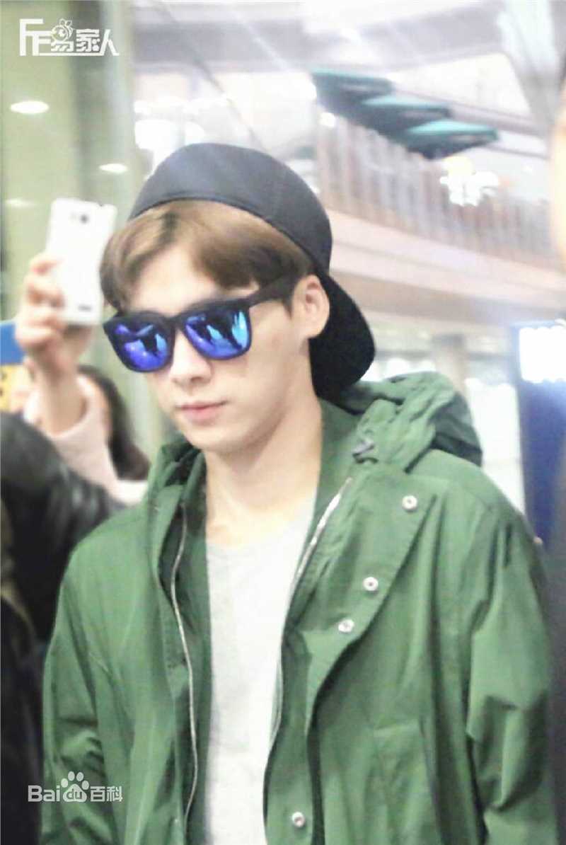 李易峰(Yifeng Li)机场秀性感图片图集