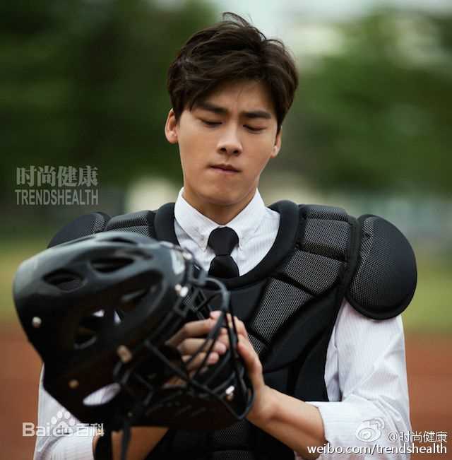 最新李易峰(Yifeng Li)在《时尚健康》中的图集