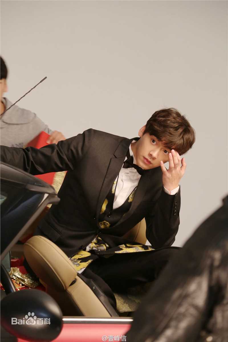 李易峰(Yifeng Li)在《优家画报》圣诞刊中的