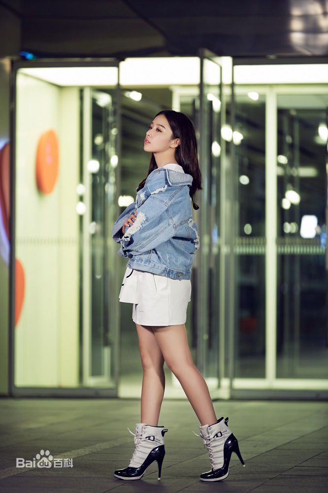 阚清子(Adi)时尚街拍图前后照片