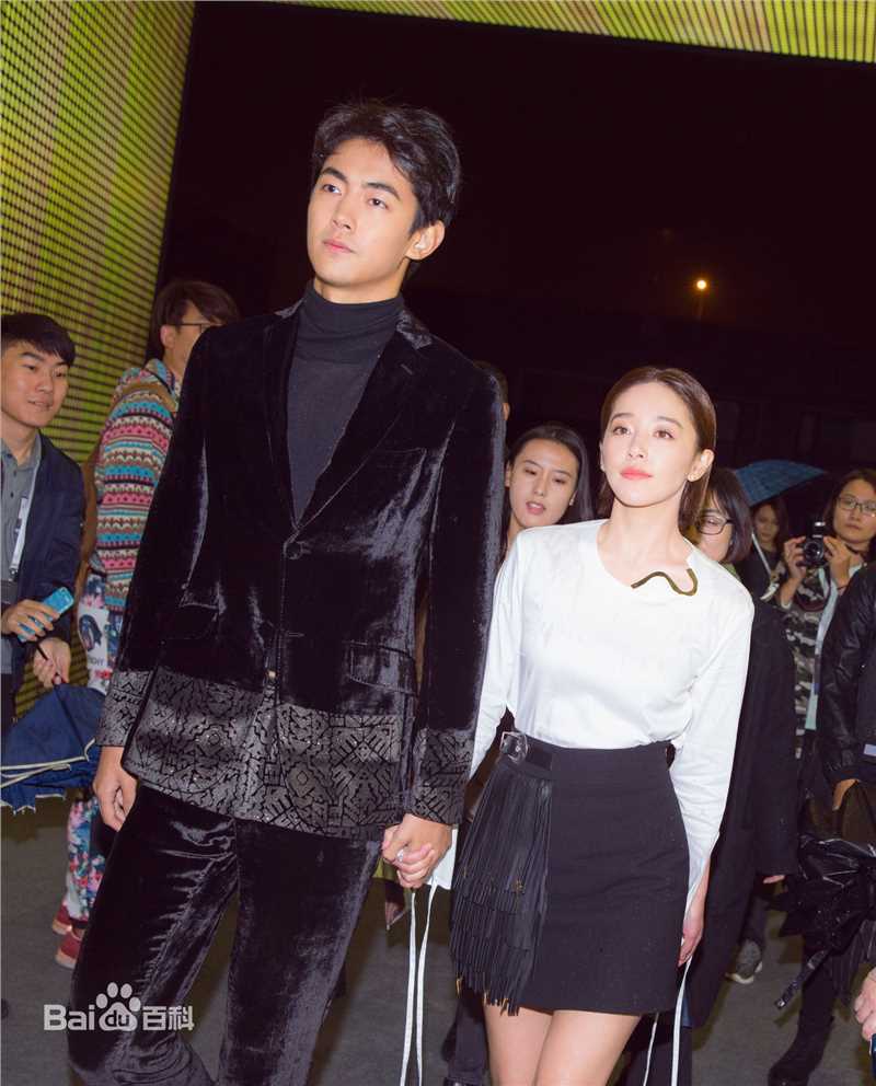 高清阚清子(Adi)在《网易时尚跨界盛典》年度最具人气时尚组合ICON中的图集