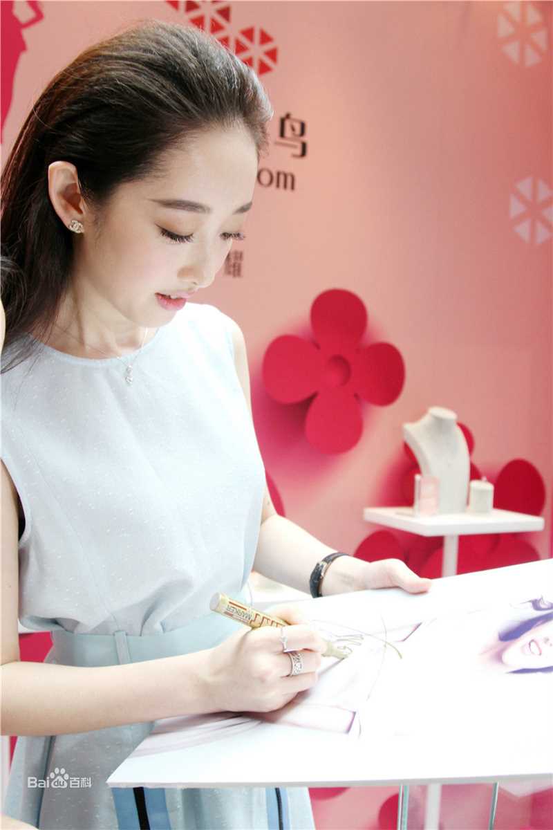 蒋梦婕活动照前后照片