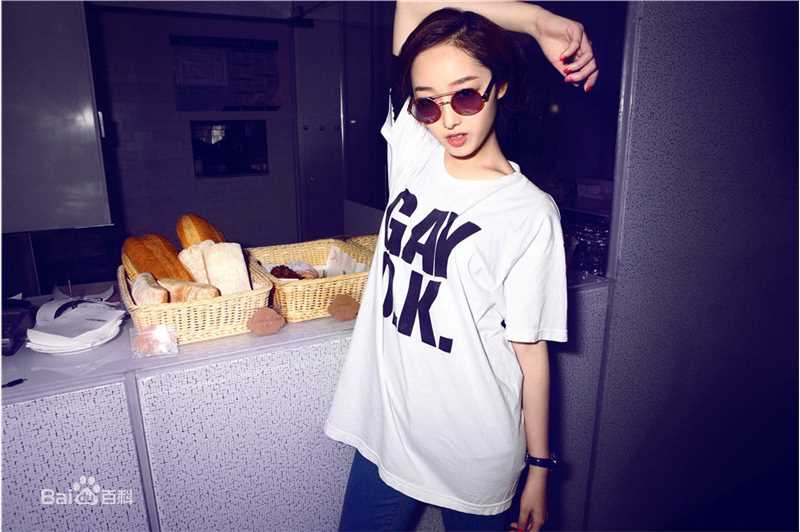 蒋梦婕最新杂志街拍壁纸