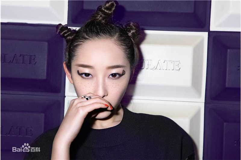 蒋梦婕最新杂志街拍壁纸