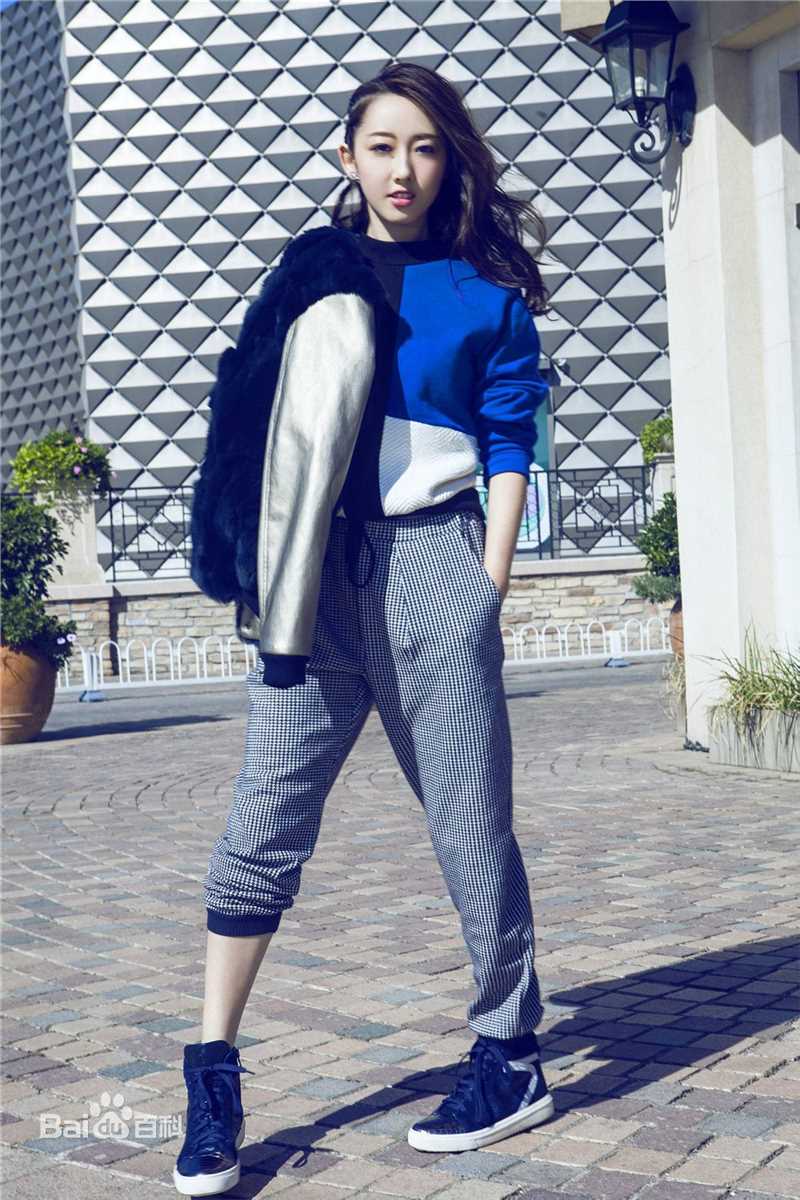 蒋梦婕最新杂志街拍壁纸