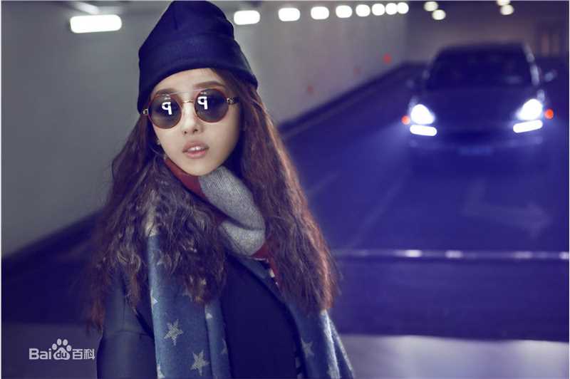 蒋梦婕最新杂志街拍壁纸