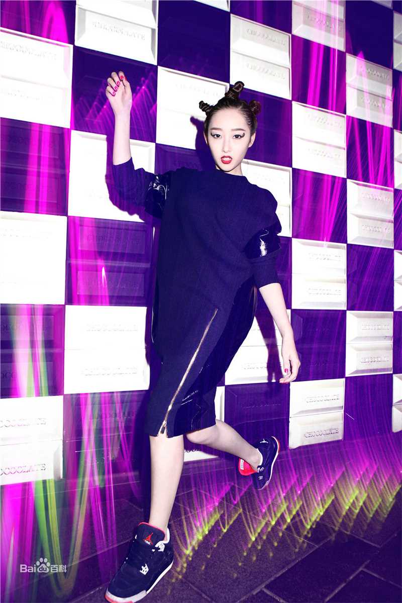 蒋梦婕最新杂志街拍壁纸