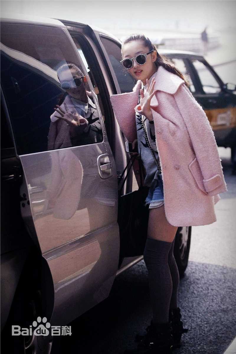 蒋梦婕机场街拍图前后照片