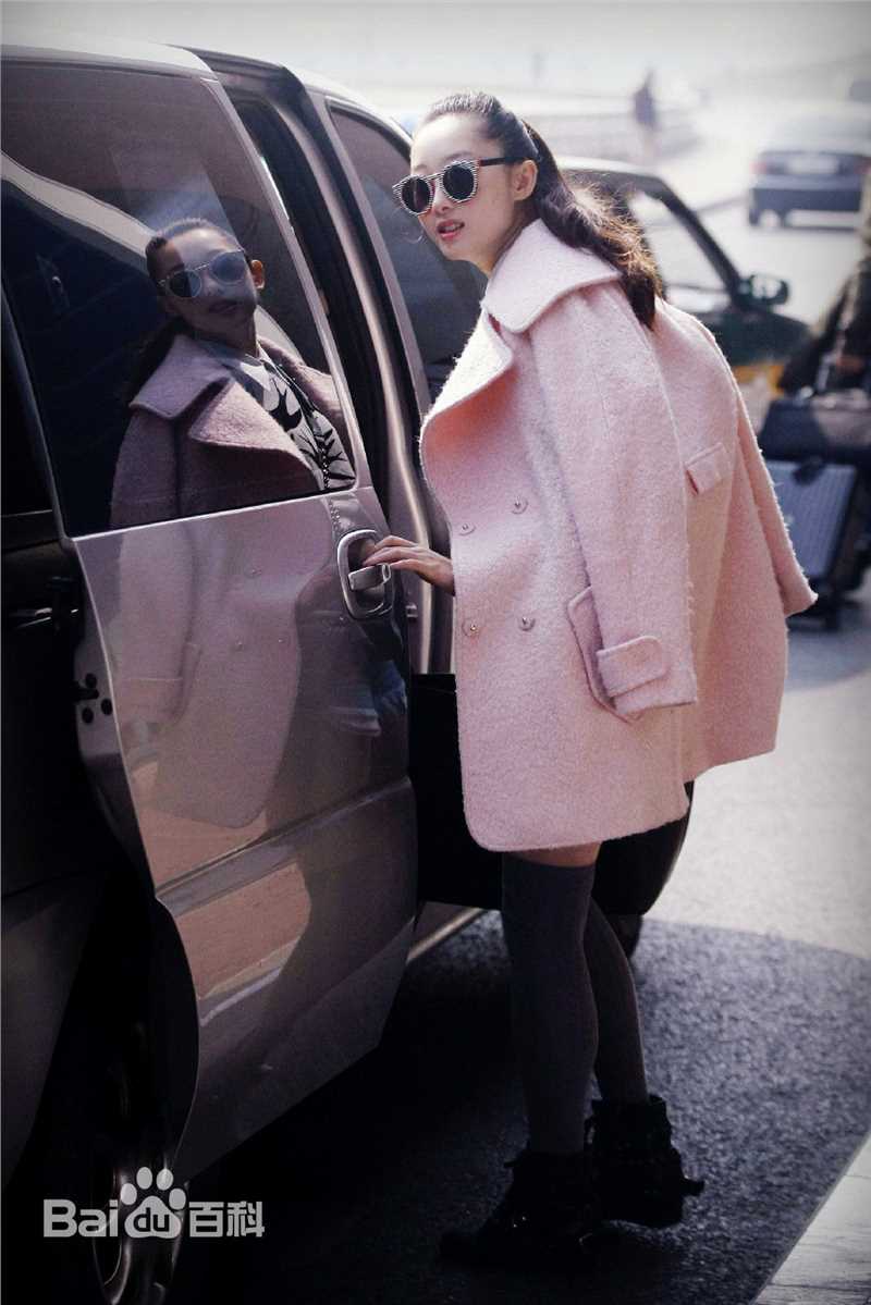 蒋梦婕机场街拍图前后照片