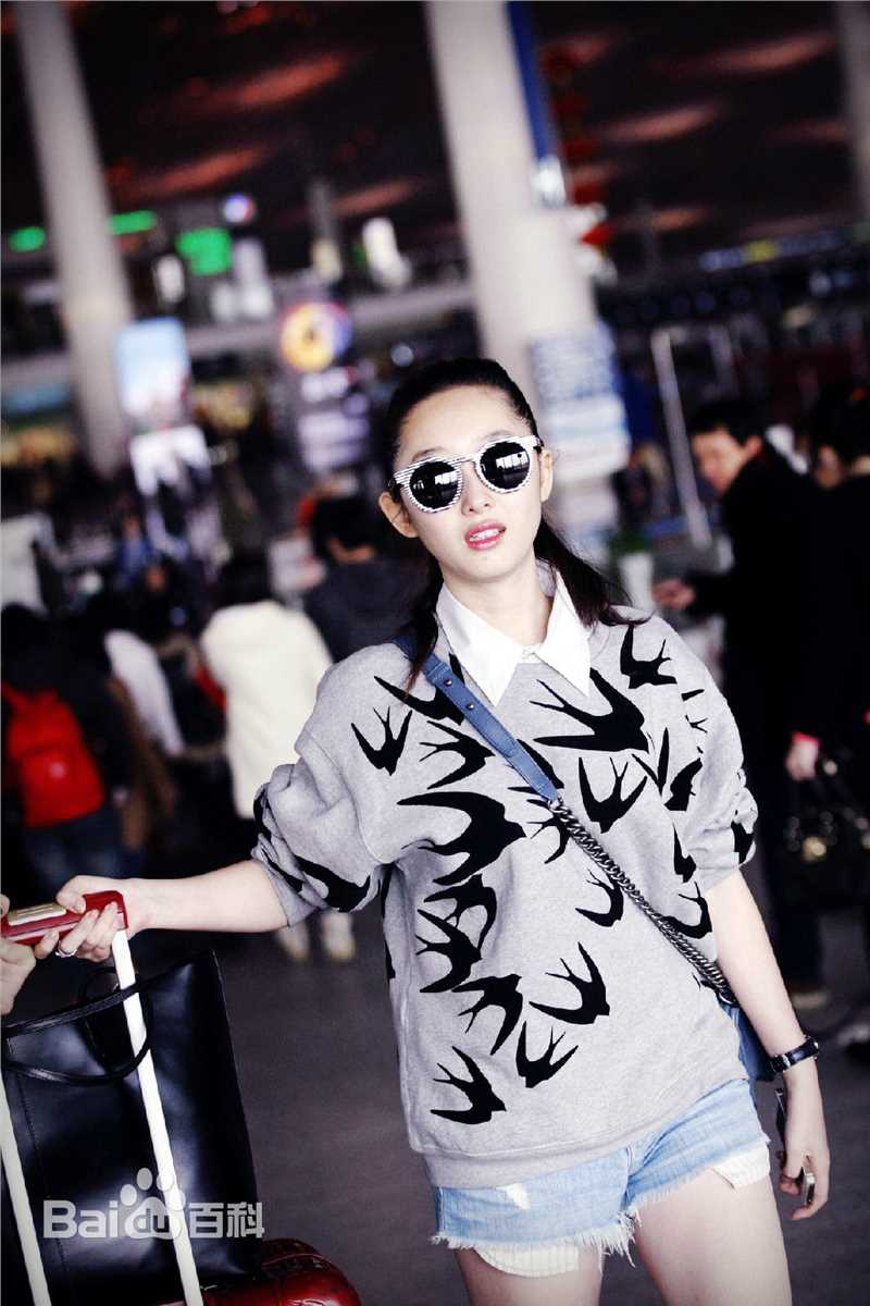 蒋梦婕机场街拍图前后照片