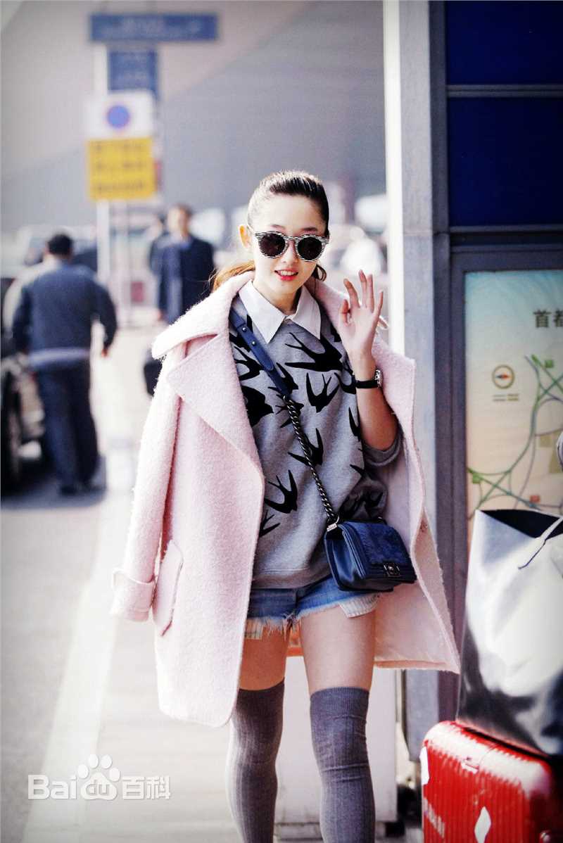 蒋梦婕机场街拍图前后照片