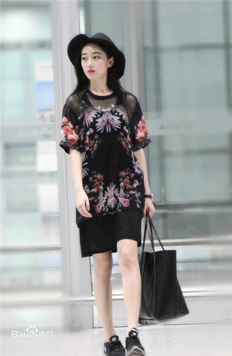 蒋梦婕机场街拍图前后照片