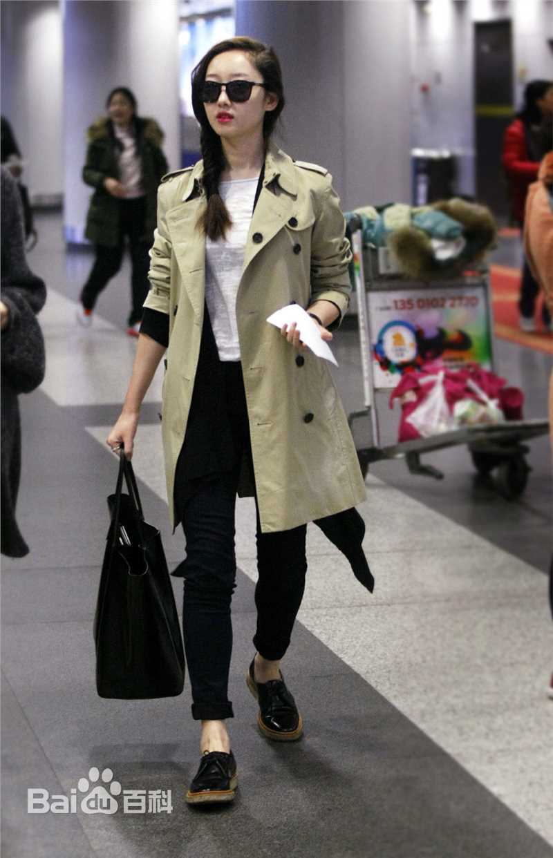蒋梦婕机场街拍图前后照片
