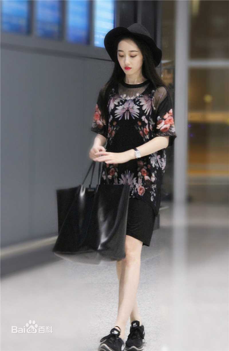 蒋梦婕机场街拍图前后照片