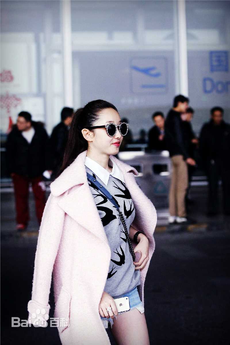 蒋梦婕机场街拍图前后照片