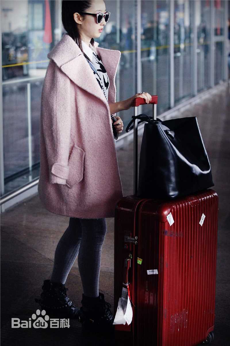 蒋梦婕机场街拍图前后照片