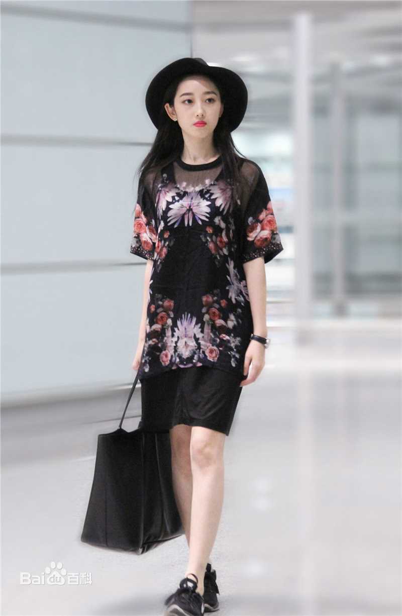蒋梦婕机场街拍图前后照片
