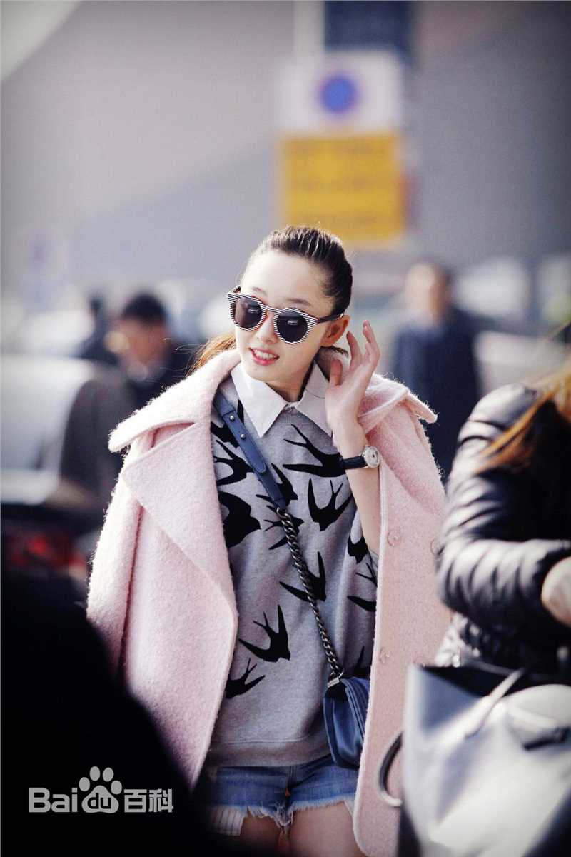 蒋梦婕机场街拍图前后照片