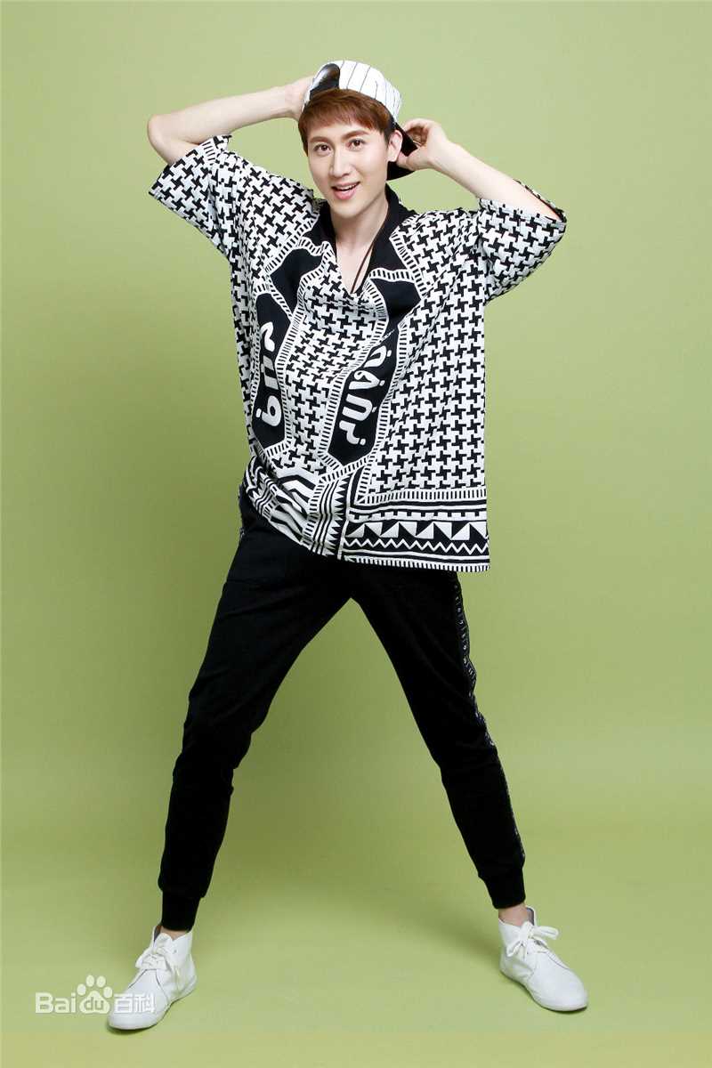 王龙华(Henry)街舞性感图片图集