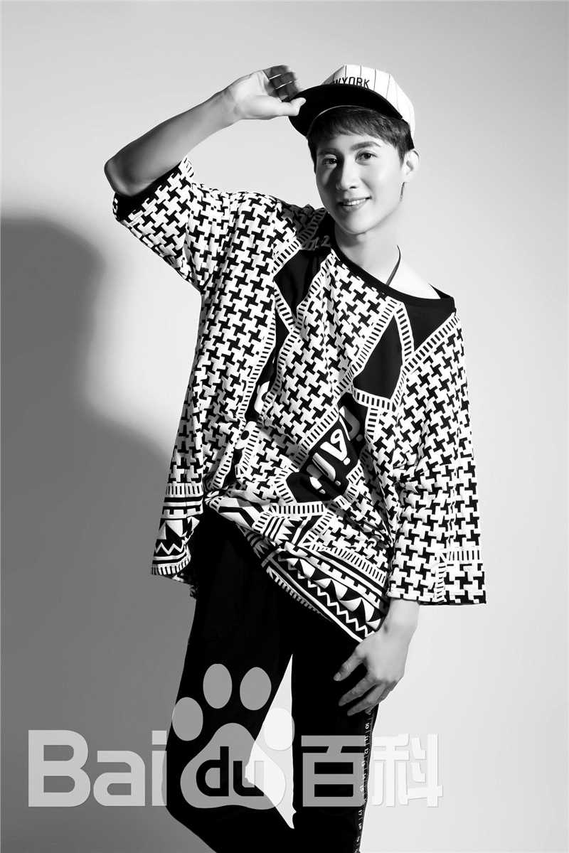 王龙华(Henry)街舞性感图片图集