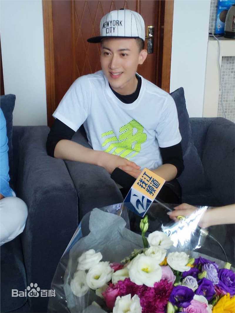 王龙华(Henry)接受采访壁纸壁纸