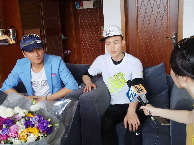 王龙华(Henry)接受采访壁纸壁纸