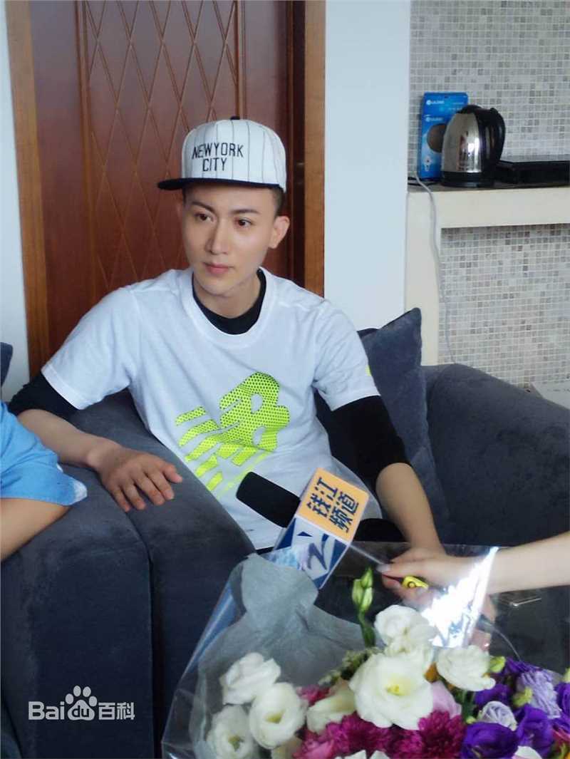 王龙华(Henry)接受采访壁纸壁纸