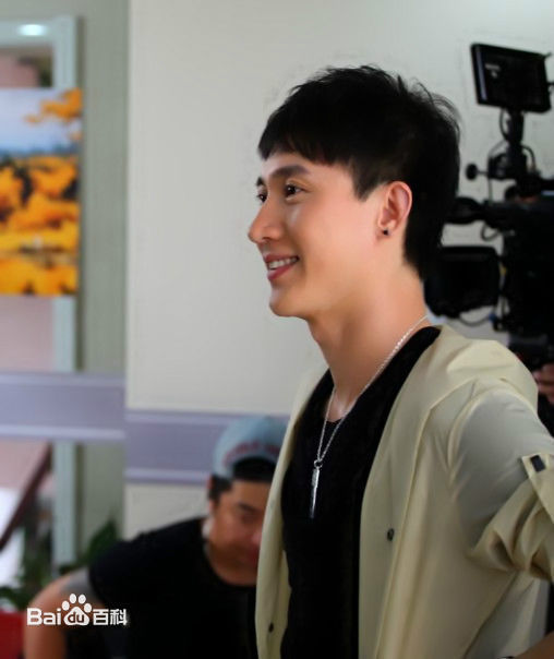 最全王龙华(Henry)在《天真遇到现实》中的壁纸