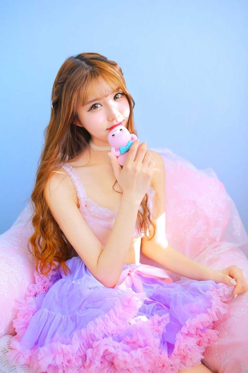 高清时尚气质可爱萌妹子吊带裙漂亮图集