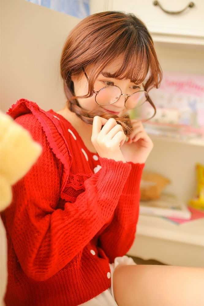 特别专辑复古文艺小少女红色毛衣性感热裤大长腿私房图片