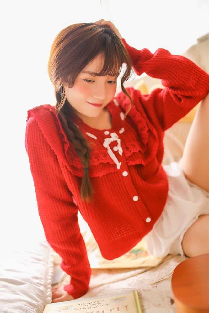 特别专辑复古文艺小少女红色毛衣性感热裤大长腿私房图片