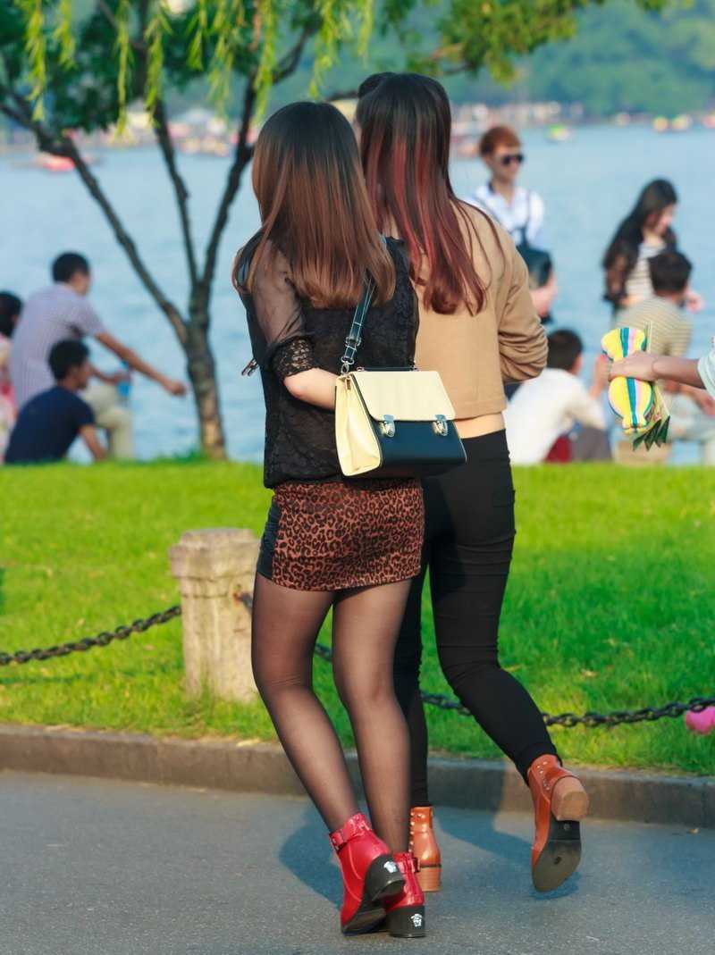 高清长发时尚豹纹的黑丝大长腿图集