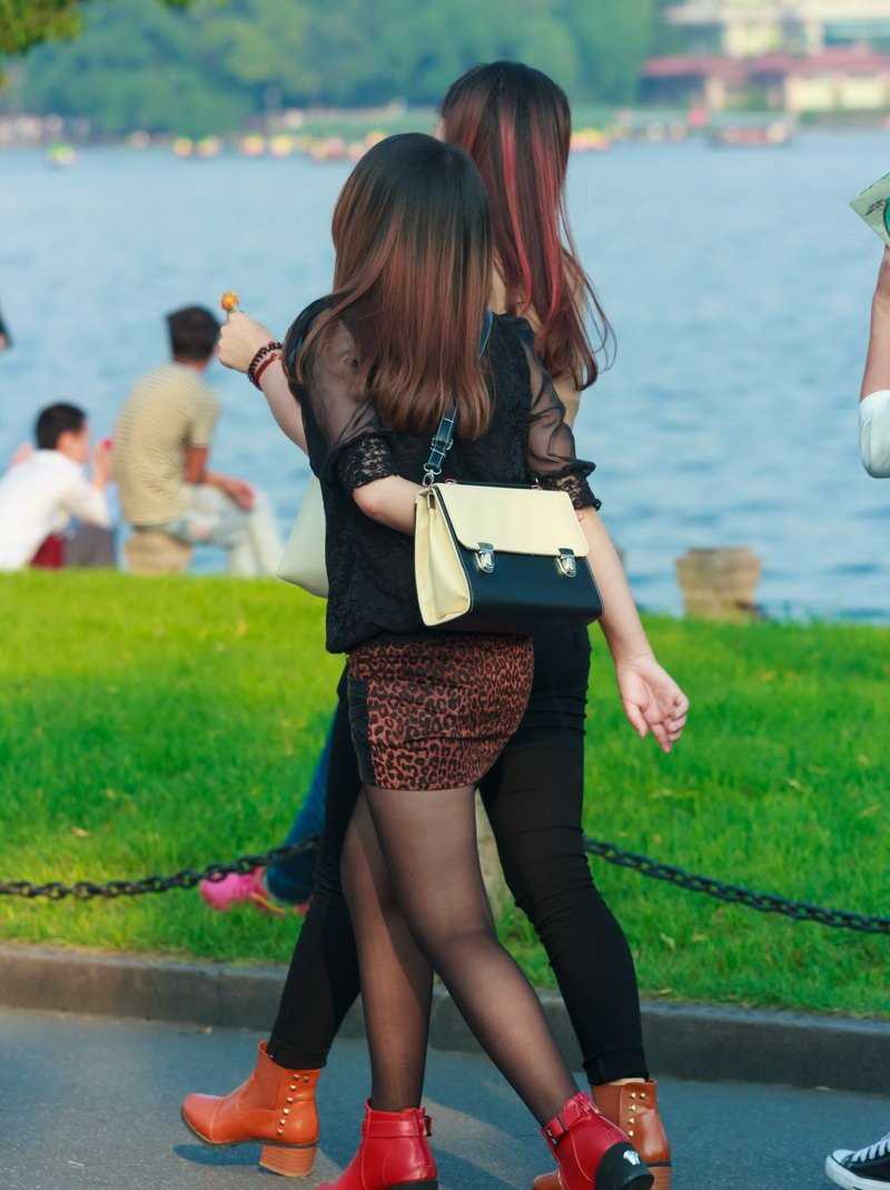 高清长发时尚豹纹的黑丝大长腿图集