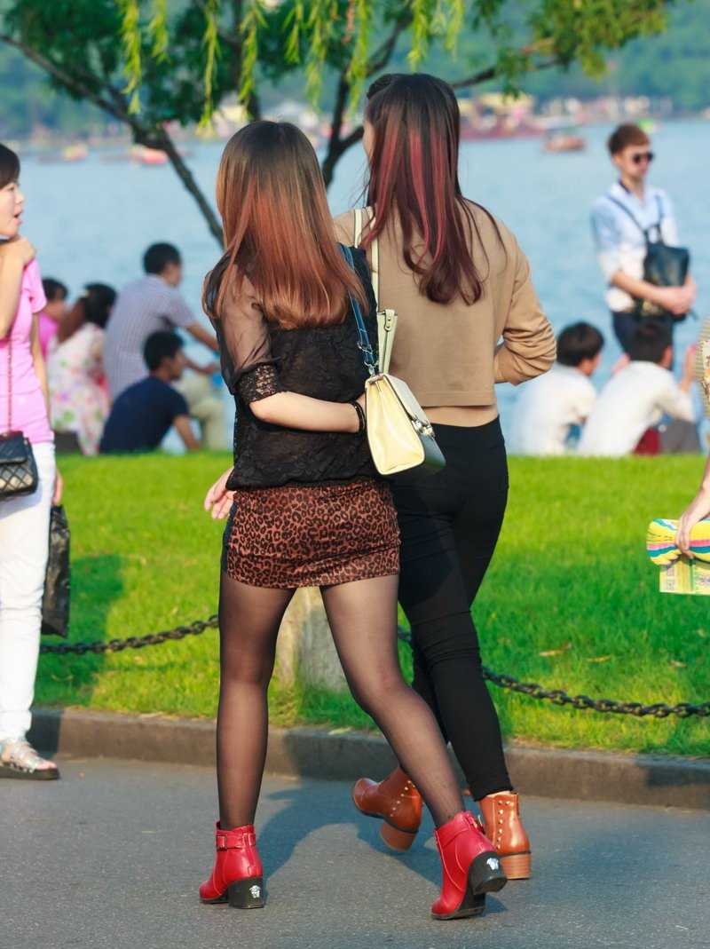 高清长发时尚豹纹的黑丝大长腿图集