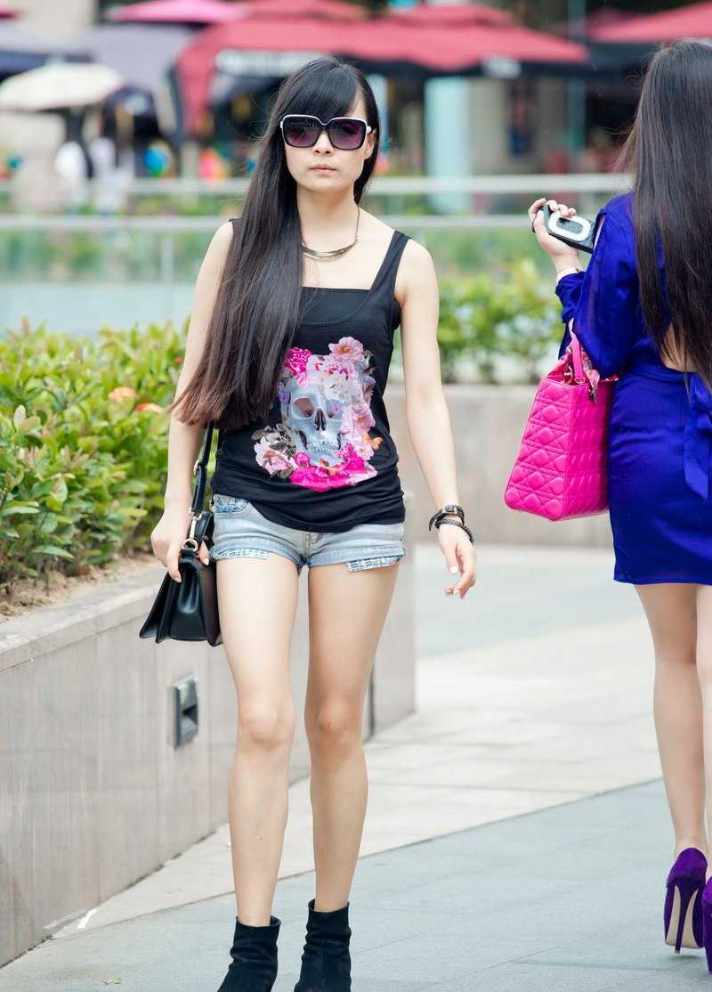 身材皮肤白皙的时尚学妹