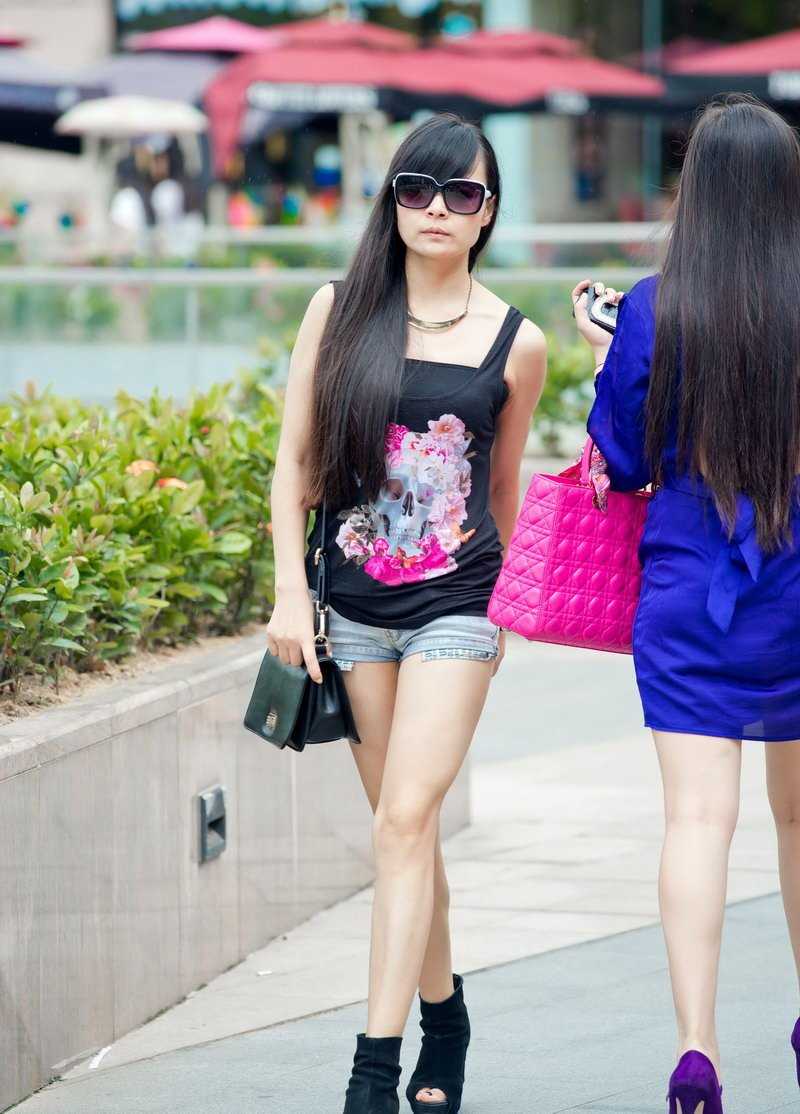 身材皮肤白皙的时尚学妹